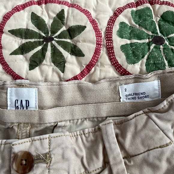 🩳GAP Girlfriend Chino shorts size 2. - Picture 2 of 3